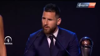 لحظه اهدای جایزه بهترین بازیکن فیفا در سال 2019 به لیونل مسی