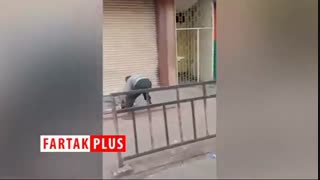 استعداد دیدنی مرد هندوستانی در اجرای یک نمایش خیابانی