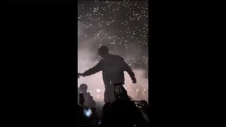 Jungkook took a lucky fan phone and records for her BTS Chicago 2019 day 2