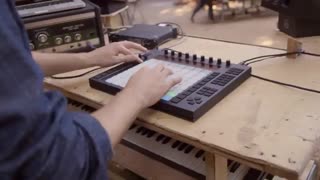 اجرای موزیک Underwater توسط Rodi Kirk با دستگاه Ableton Push 1