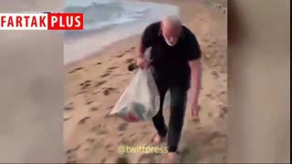 نخست وزیر هند در حال جمع آوری زباله از ساحل