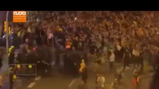 لحظاتی از تظاهرات و درگیری‌های کاتالونیا که منجر به لغو و تعویق دیدار ال‌کلاسیکو شد