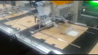 دستگاهی در خط تولید جهت چسباندن خودکار برچسب