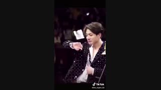 ععع داشت میخندید چرا گریش گرفت یهو؟