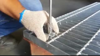 نصب گریتینگ با بست