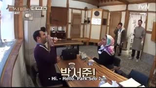 وقتی پارک سئوجون اسم ایران و میاره@-@  این آقا و خانم ایرانین که به اقامتگاه یون رفتن و آقاهه سوجون رو پارک سه رویی صدا میکنه